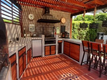 Hermosa Casa De Venta Tanda – Sector Miravalle / Cumbayá