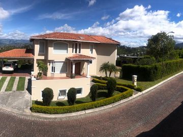 Hermosa Casa De Venta Tanda – Sector Miravalle / Cumbayá