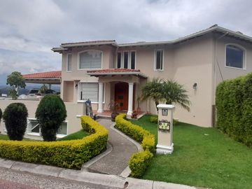 Hermosa Casa De Venta Tanda – Sector Miravalle / Cumbayá