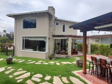 Hermosa Casa De Venta Tanda – Sector Miravalle / Cumbayá