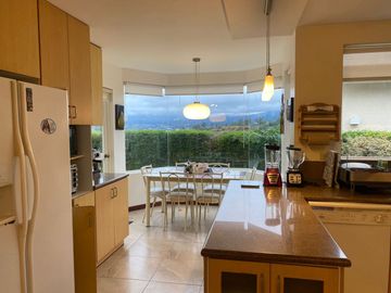 Hermosa Casa De Venta Tanda – Sector Miravalle / Cumbayá