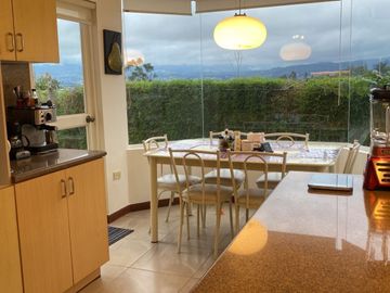 Hermosa Casa De Venta Tanda – Sector Miravalle / Cumbayá