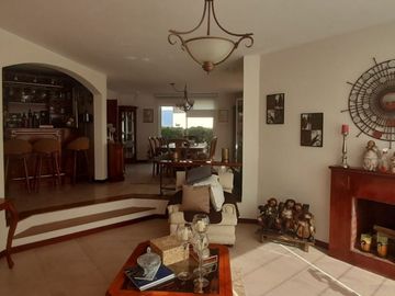 Hermosa Casa De Venta Tanda – Sector Miravalle / Cumbayá