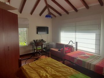 Hermosa Casa De Venta Tanda – Sector Miravalle / Cumbayá