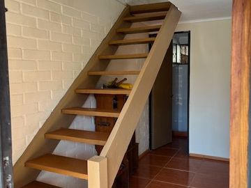MAIPÚ, CASA EN PASAJE CERRADO, 2 DORM. 1 BAÑO, 1 EST., JARDIN. PRÓXIMA A FUTURA ESTACIÓN DE TREN MELIPILLA - ESTACIÓN CENTRAL.
