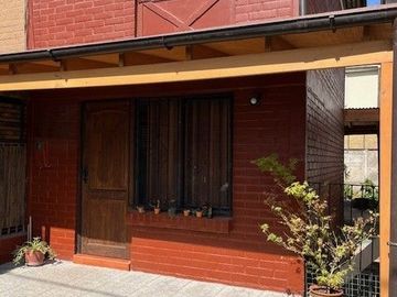 MAIPÚ, CASA EN PASAJE CERRADO, 2 DORM. 1 BAÑO, 1 EST., JARDIN. PRÓXIMA A FUTURA ESTACIÓN DE TREN MELIPILLA - ESTACIÓN CENTRAL.