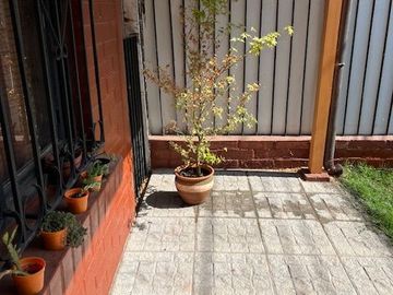 MAIPÚ, CASA EN PASAJE CERRADO, 2 DORM. 1 BAÑO, 1 EST., JARDIN. PRÓXIMA A FUTURA ESTACIÓN DE TREN MELIPILLA - ESTACIÓN CENTRAL.
