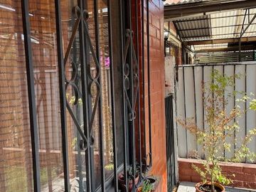 MAIPÚ, CASA EN PASAJE CERRADO, 2 DORM. 1 BAÑO, 1 EST., JARDIN. PRÓXIMA A FUTURA ESTACIÓN DE TREN MELIPILLA - ESTACIÓN CENTRAL.