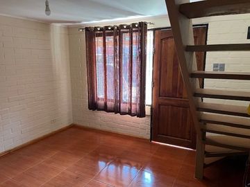 MAIPÚ, CASA EN PASAJE CERRADO, 2 DORM. 1 BAÑO, 1 EST., JARDIN. PRÓXIMA A FUTURA ESTACIÓN DE TREN MELIPILLA - ESTACIÓN CENTRAL.