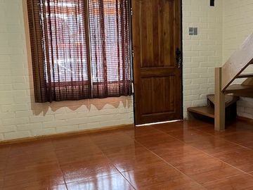 MAIPÚ, CASA EN PASAJE CERRADO, 2 DORM. 1 BAÑO, 1 EST., JARDIN. PRÓXIMA A FUTURA ESTACIÓN DE TREN MELIPILLA - ESTACIÓN CENTRAL.