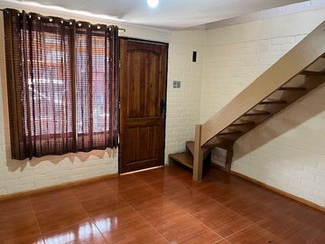 MAIPÚ, CASA EN PASAJE CERRADO, 2 DORM. 1 BAÑO, 1 EST., JARDIN. PRÓXIMA A FUTURA ESTACIÓN DE TREN MELIPILLA - ESTACIÓN CENTRAL.