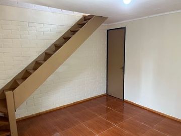 MAIPÚ, CASA EN PASAJE CERRADO, 2 DORM. 1 BAÑO, 1 EST., JARDIN. PRÓXIMA A FUTURA ESTACIÓN DE TREN MELIPILLA - ESTACIÓN CENTRAL.