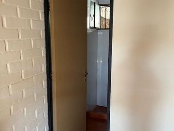 MAIPÚ, CASA EN PASAJE CERRADO, 2 DORM. 1 BAÑO, 1 EST., JARDIN. PRÓXIMA A FUTURA ESTACIÓN DE TREN MELIPILLA - ESTACIÓN CENTRAL.