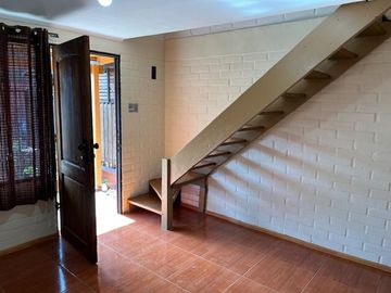 MAIPÚ, CASA EN PASAJE CERRADO, 2 DORM. 1 BAÑO, 1 EST., JARDIN. PRÓXIMA A FUTURA ESTACIÓN DE TREN MELIPILLA - ESTACIÓN CENTRAL.