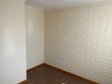 MAIPÚ, CASA EN PASAJE CERRADO, 2 DORM. 1 BAÑO, 1 EST., JARDIN. PRÓXIMA A FUTURA ESTACIÓN DE TREN MELIPILLA - ESTACIÓN CENTRAL.