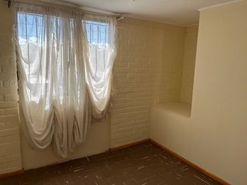 MAIPÚ, CASA EN PASAJE CERRADO, 2 DORM. 1 BAÑO, 1 EST., JARDIN. PRÓXIMA A FUTURA ESTACIÓN DE TREN MELIPILLA - ESTACIÓN CENTRAL.