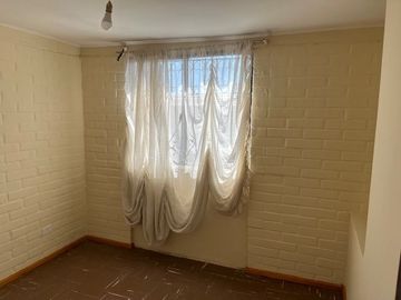 MAIPÚ, CASA EN PASAJE CERRADO, 2 DORM. 1 BAÑO, 1 EST., JARDIN. PRÓXIMA A FUTURA ESTACIÓN DE TREN MELIPILLA - ESTACIÓN CENTRAL.