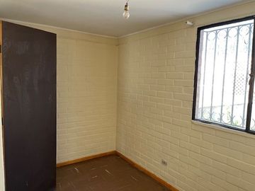 MAIPÚ, CASA EN PASAJE CERRADO, 2 DORM. 1 BAÑO, 1 EST., JARDIN. PRÓXIMA A FUTURA ESTACIÓN DE TREN MELIPILLA - ESTACIÓN CENTRAL.