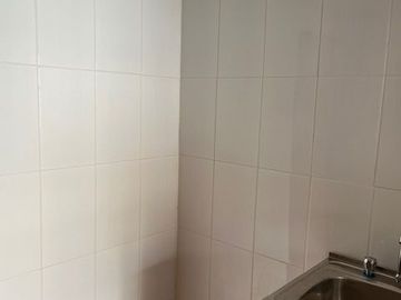 MAIPÚ, CASA EN PASAJE CERRADO, 2 DORM. 1 BAÑO, 1 EST., JARDIN. PRÓXIMA A FUTURA ESTACIÓN DE TREN MELIPILLA - ESTACIÓN CENTRAL.