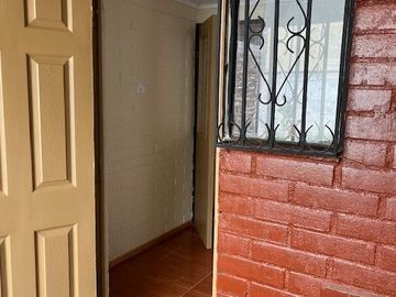 MAIPÚ, CASA EN PASAJE CERRADO, 2 DORM. 1 BAÑO, 1 EST., JARDIN. PRÓXIMA A FUTURA ESTACIÓN DE TREN MELIPILLA - ESTACIÓN CENTRAL.