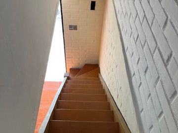 MAIPÚ, CASA EN PASAJE CERRADO, 2 DORM. 1 BAÑO, 1 EST., JARDIN. PRÓXIMA A FUTURA ESTACIÓN DE TREN MELIPILLA - ESTACIÓN CENTRAL.