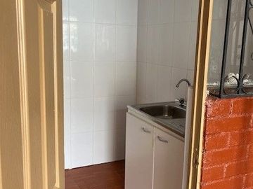 MAIPÚ, CASA EN PASAJE CERRADO, 2 DORM. 1 BAÑO, 1 EST., JARDIN. PRÓXIMA A FUTURA ESTACIÓN DE TREN MELIPILLA - ESTACIÓN CENTRAL.