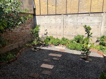 MAIPÚ, CASA EN PASAJE CERRADO, 2 DORM. 1 BAÑO, 1 EST., JARDIN. PRÓXIMA A FUTURA ESTACIÓN DE TREN MELIPILLA - ESTACIÓN CENTRAL.