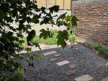 MAIPÚ, CASA EN PASAJE CERRADO, 2 DORM. 1 BAÑO, 1 EST., JARDIN. PRÓXIMA A FUTURA ESTACIÓN DE TREN MELIPILLA - ESTACIÓN CENTRAL.