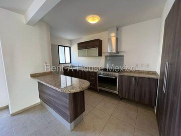 Casa en renta en Zibata de 3 recamaras y amenidades