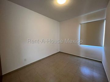 Casa en renta en Zibata de 3 recamaras y amenidades