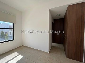 Casa en renta en Zibata de 3 recamaras y amenidades