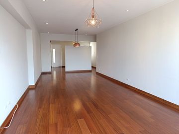 🏡✨¡Alquiler De Exclusivo Y Moderno Departamento Con Terraza En Miraflores✨🏡⁣ ⁣