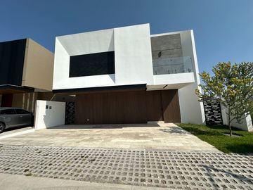 Casa con alberca en Fracc. La Espiga, Querétaro.