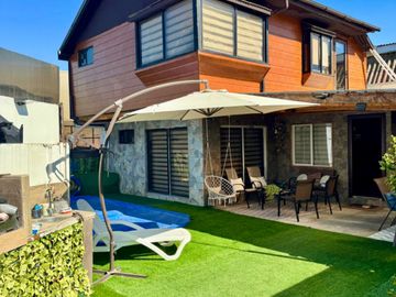 SE VENDE HERMOSA Y ACOGEDORA CASA CON PISCINA A PASOS DE LA ESTACIÓN SARGENTO ALDEA EN VILLA ALEMANA - V REGIÓN!