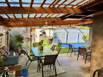 SE VENDE HERMOSA Y ACOGEDORA CASA CON PISCINA A PASOS DE LA ESTACIÓN SARGENTO ALDEA EN VILLA ALEMANA - V REGIÓN!