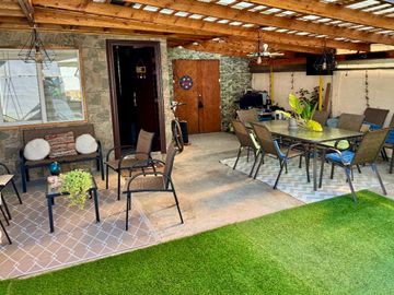 SE VENDE HERMOSA Y ACOGEDORA CASA CON PISCINA A PASOS DE LA ESTACIÓN SARGENTO ALDEA EN VILLA ALEMANA - V REGIÓN!