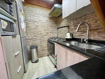 SE VENDE HERMOSA Y ACOGEDORA CASA CON PISCINA A PASOS DE LA ESTACIÓN SARGENTO ALDEA EN VILLA ALEMANA - V REGIÓN!