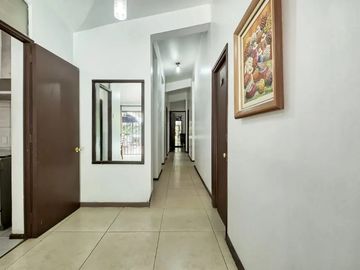 EN VENTA LINDA CASA EN LA REINA