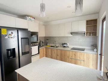 Casa Amoblada en Alquiler - Urbanización Manta Tenis
