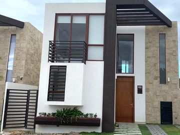 Casa Amoblada en Alquiler - Urbanización Manta Tenis