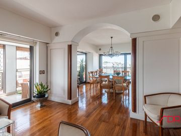 Impecable Piso Muy Luminoso con Cochera Fija - Palermo Chico