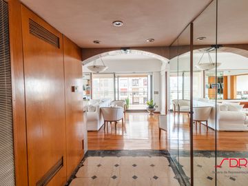 Impecable Piso Muy Luminoso con Cochera Fija - Palermo Chico