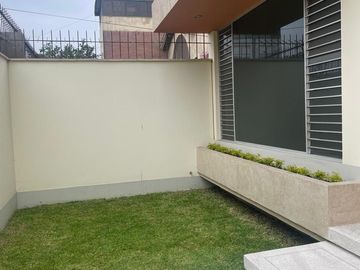 Surco amplia casa cerca Av. Caminos del Inca / Benavides
