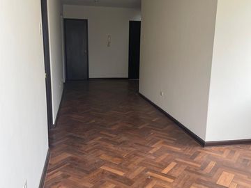Surco amplia casa cerca Av. Caminos del Inca / Benavides