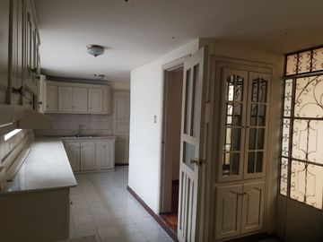 Venta de Casa Rentera para Negocio o Vivienda, El Batán, Zona Parque Metropolitano