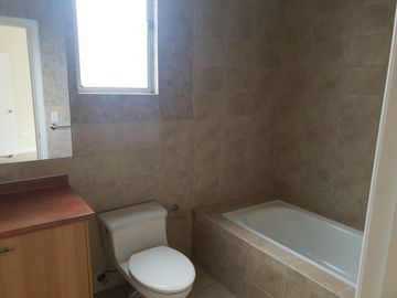 Venta de Casa Rentera para Negocio o Vivienda, El Batán, Zona Parque Metropolitano