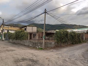 VENDO TERRENO ESQUINERO con Casa en obra gris, parroquia Chillogallo, sur de Quito.