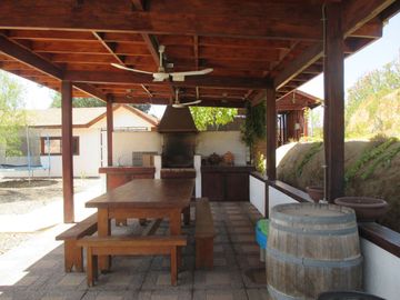 PARCELA CON JARDÍN FORMADO Y CASA CON FINAS TERMINACIONES