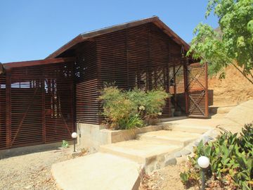 PARCELA CON JARDÍN FORMADO Y CASA CON FINAS TERMINACIONES