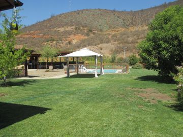 PARCELA CON JARDÍN FORMADO Y CASA CON FINAS TERMINACIONES